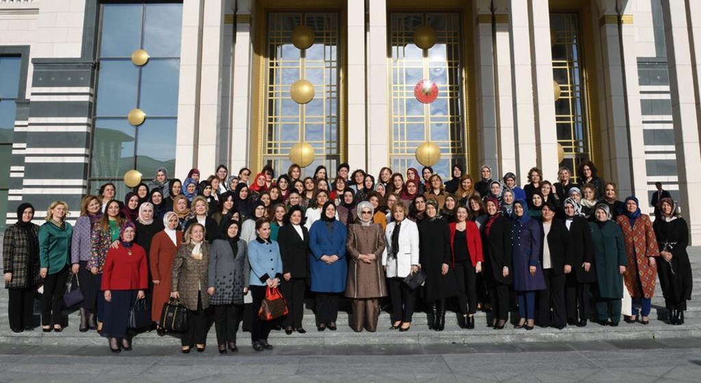 Emine Erdoğan Hanımefendi Koruyucu Aile Temelli Çocuk Koruma Sistemi Çalıştayı’na Katılan Koruyucu Aileleri, Bakan Selçuk Eşliğinde Külliye'de Ağırladı