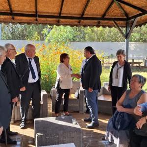 Muğla’da 1 Ekim Dünya Yaşlılar Günü Huzurevinde Kutlandı 1 Ekim Dünya Yaşlılar Günü kapsamında, Abide Hasan Nuri Öncüer Huzurevinde anlamlı bir program gerçekleştirildi. Muğla Vali Yardımcılarımız Sayın Murat SARI ve Sayın Ahmet Ferhat ÖZEN ile İl Müdürümüz Sayın Mahmut SELÇUK, Abide Hasan Nuri Öncüer Huzurevinde kalan yaşlılarımızı ziyaret ederek 1 Ekim Dünya Yaşlılar Günü’nü kutladı. Gerçekleştirilen ziyarette huzurevi sakinlerimizle bir araya gelen Vali Yardımcılarımız ve İl Müdürümüz, büyükl - fotoğraf 1