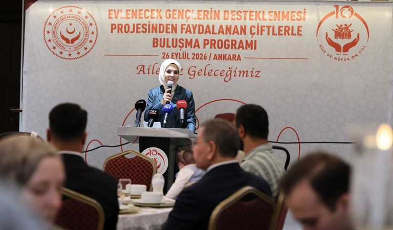 Bakanımız Göktaş, Evlenecek Gençlerin Desteklenmesi Projesi'nden yararlanan çiftlerle buluştu