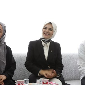 Bakanımız Göktaş, evlilik kredisinden yararlanan yeni evli çiftin ilk misafiri oldu - fotoğraf 1