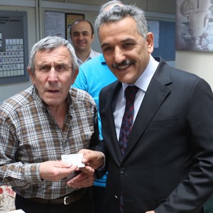 Huzurevi sakinleri yeni kimlik kartlarını Vali Osman Kaymak'ın elinden aldı - fotoğraf 1