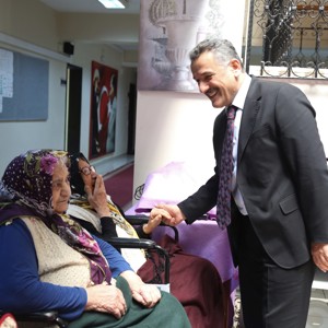 Huzurevi sakinleri yeni kimlik kartlarını Vali Osman Kaymak'ın elinden aldı - fotoğraf 3