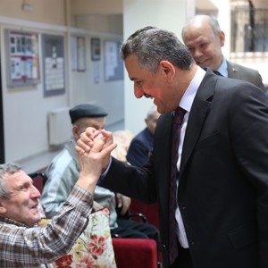 Huzurevi sakinleri yeni kimlik kartlarını Vali Osman Kaymak'ın elinden aldı - fotoğraf 6