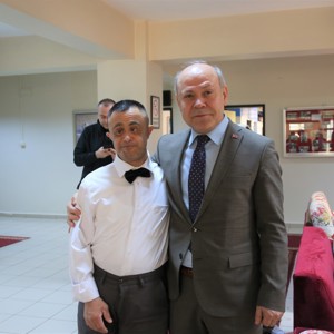 Huzurevi sakinleri yeni kimlik kartlarını Vali Osman Kaymak'ın elinden aldı - fotoğraf 2