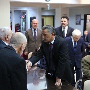Huzurevi sakinleri yeni kimlik kartlarını Vali Osman Kaymak'ın elinden aldı - fotoğraf 4