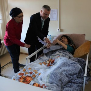 Huzurevi sakinleri yeni kimlik kartlarını Vali Osman Kaymak'ın elinden aldı - fotoğraf 9