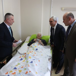 Huzurevi sakinleri yeni kimlik kartlarını Vali Osman Kaymak'ın elinden aldı - fotoğraf 8