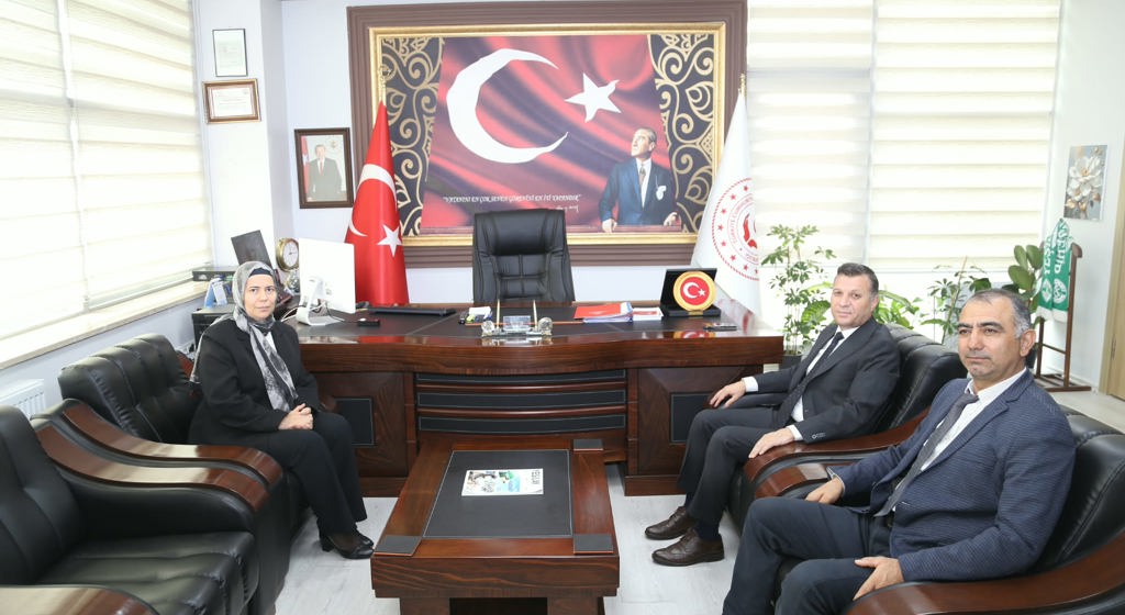 Kırşehir Tapu Müdürü Sayın Dilek Dursun ve Müdür Yardımcısı Sayın Rıfat Gürbüz, İl Müdürlüğümüzü ziyaret ederek İl Müdürümüz Sayın Abdurrahman Bilgiç’e yeni görevinin hayırlı olması temennisinde bulundular.