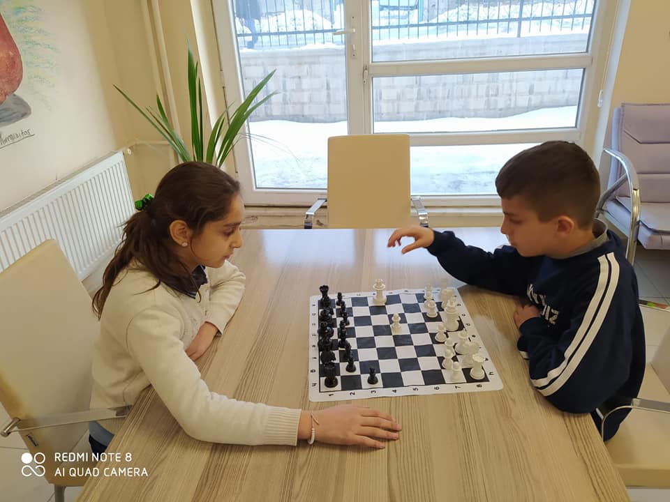 Satranç yarışmasında birinci olan kardeşimiz satranç takımıyla ödüllendilirmiştir