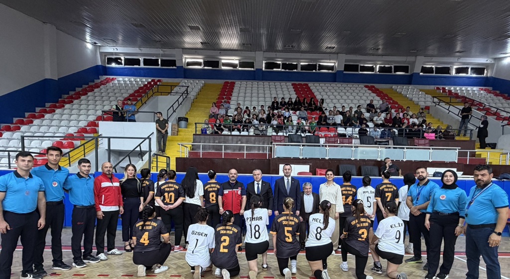 Bizim Çocuklar 8. Türkiye Voleybol Şampiyonası” kapsamında, Osmaniye Yüksel Özden Çocuk Evleri Sitesindeki kızlarımız ile Kilis Çocuk Evleri Koordinasyon Merkezi Müdürlüğünden gelen kızlarımız, Osmaniye Merkez Spor Salonu’nda düzenlenen voleybol karşılaşmasında bir araya geldi.