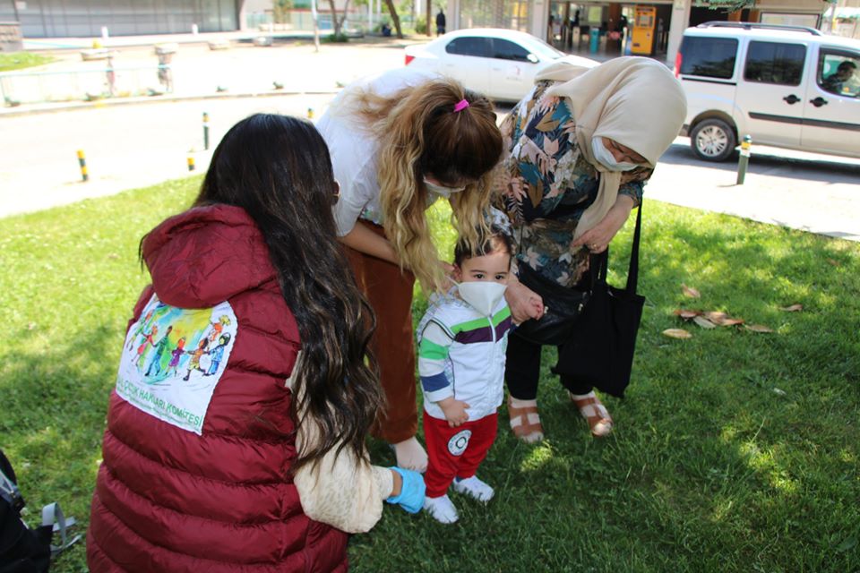 Pandemi Sürecinde Çocuklarımıza Minik Maskeler Dağıttık.