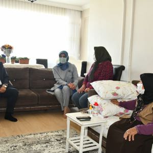 İl Müdürümüz Tekin Balcı, Valimiz Sayın Osman Kaymak ile birlikte şehit ailelerinin bayramını kutladı - fotoğraf 5