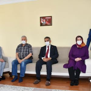 İl Müdürümüz Tekin Balcı, Valimiz Sayın Osman Kaymak ile birlikte şehit ailelerinin bayramını kutladı - fotoğraf 9