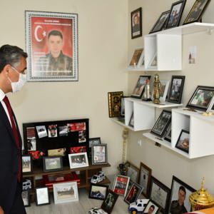 İl Müdürümüz Tekin Balcı, Valimiz Sayın Osman Kaymak ile birlikte şehit ailelerinin bayramını kutladı - fotoğraf 14