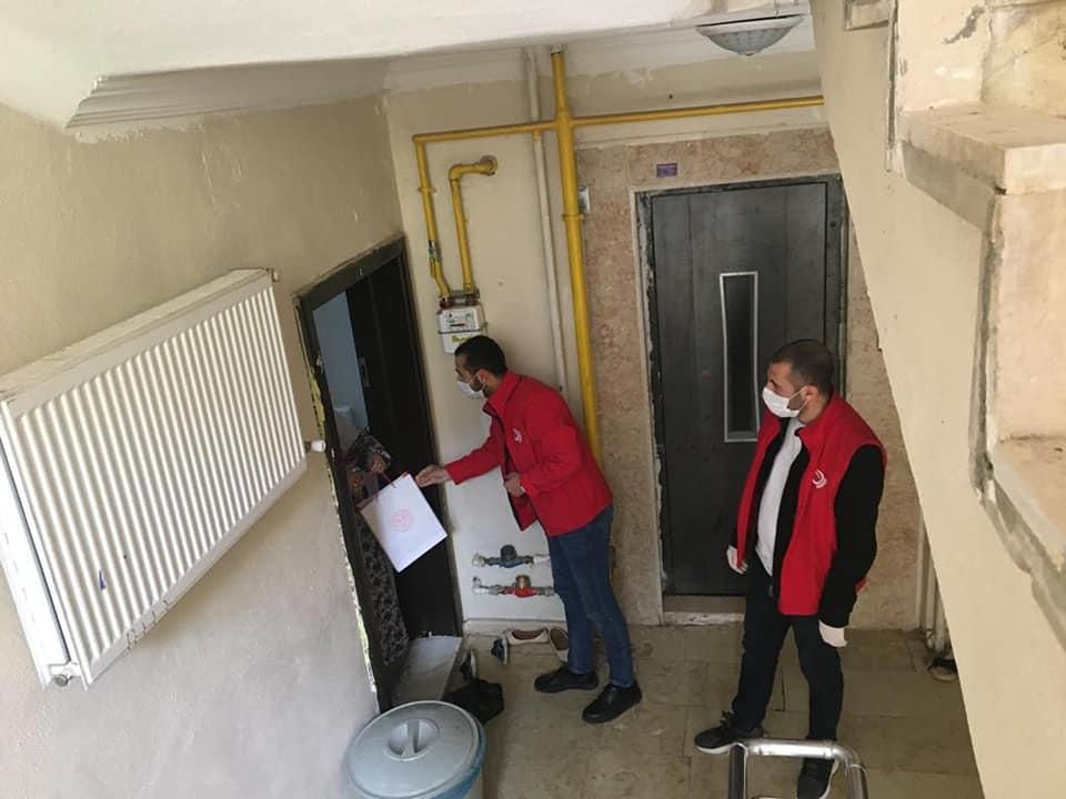 Evlerinden çıkamayan vatandaşlarımızın ilaç gıda maaş çekme vb tüm ihtiyaçlarını karşılamaya devam ediyoruz