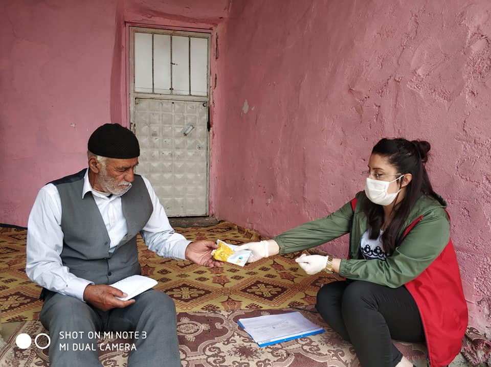 Vatandaşların maaş çekme ilaç gıda vb talepleri karşılanıyor