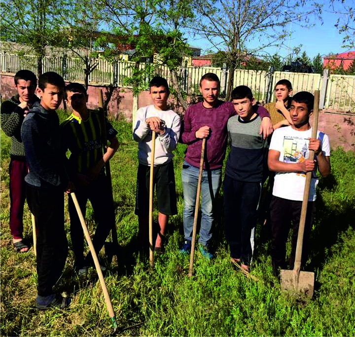 Hobi bahçemizde ektiğimiz çilekler çocukların ellerinde yetişiyor 