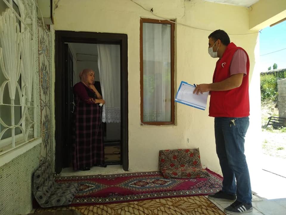 Personellerimiz 65 yaş üstü ve kronik rahatsızlığı bulunan vatandaşlara talepleri doğrultusunda hizmet etmeye devam ediyor