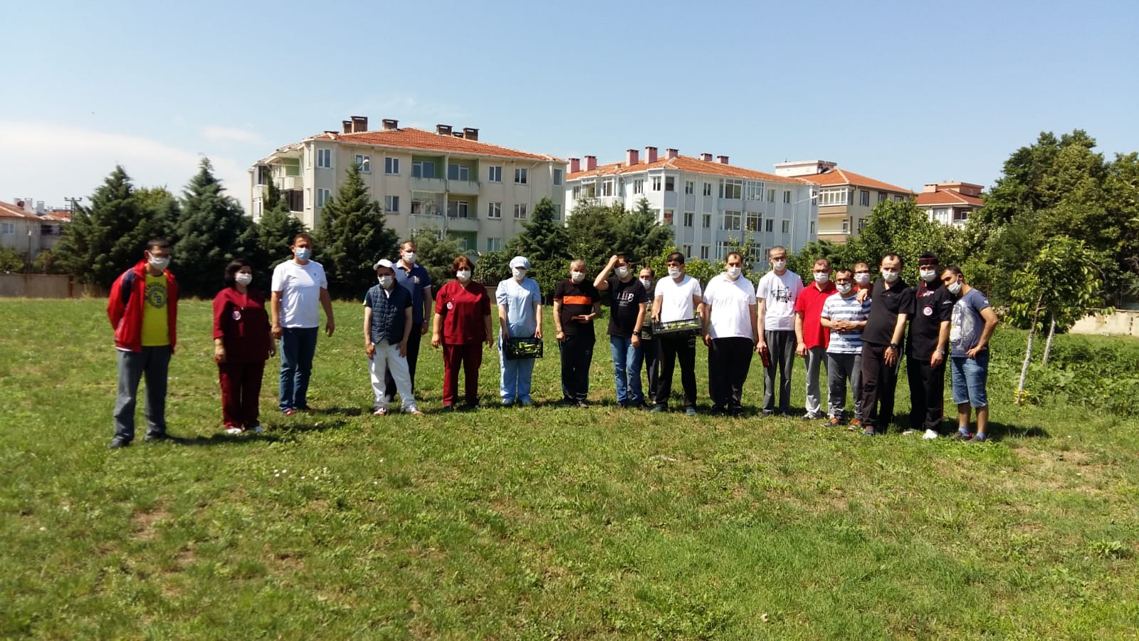 Kırklareli Bakım Rehabilitasyon ve Aile Danışma Merkezi Müdürlüğünün örnek projelerinden biri olan Engelsiz Hobi Bahçesi’nde yaz sezonu hasadı başladı. 