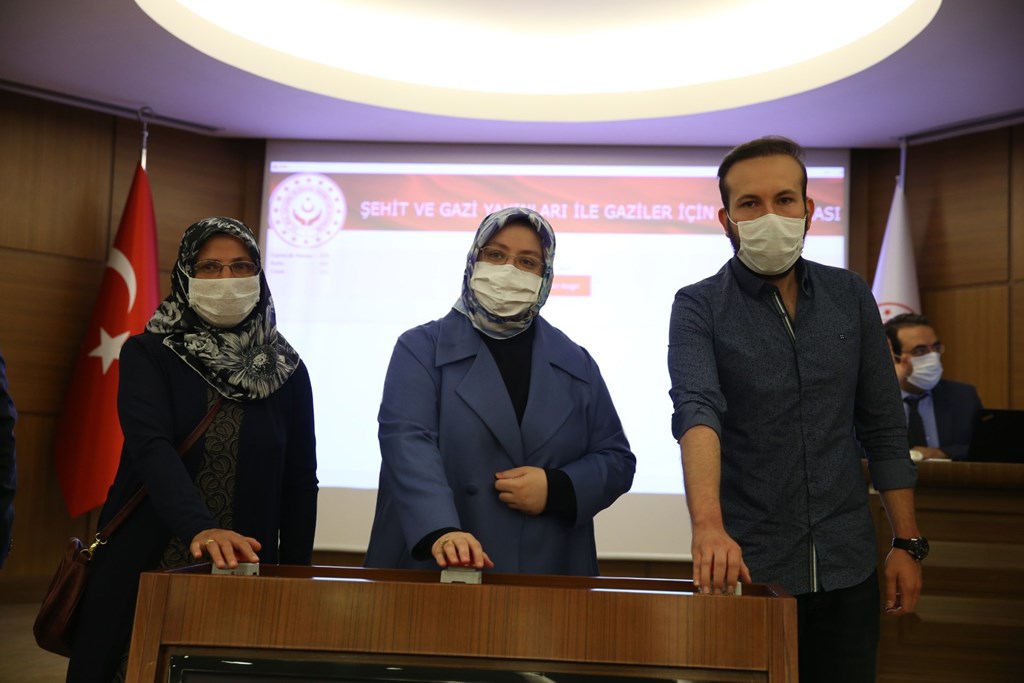 Bakanımız Sn.Zehra Zümrüt Selçuk: “2002 Yılından Bu Yana 38 Bine Yakın Şehit Yakını, Gazi ve Gazi Yakınımızın Kamu Kurumlarında İstihdamını Sağladık”