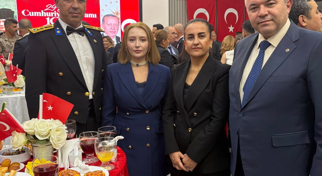 Cumhuriyetimizin 103. yıl dönümü dolayısıyla, Mersin Valimiz Sayın Atilla Toros ve eşi Dudu İrem Toros Hanımefendinin ev sahipliğinde düzenlenen Cumhuriyet Bayramı Resepsiyonu’na İl Müdürümüz Tolga Nacar ve eşi Aslı Nacar katılım sağladı.