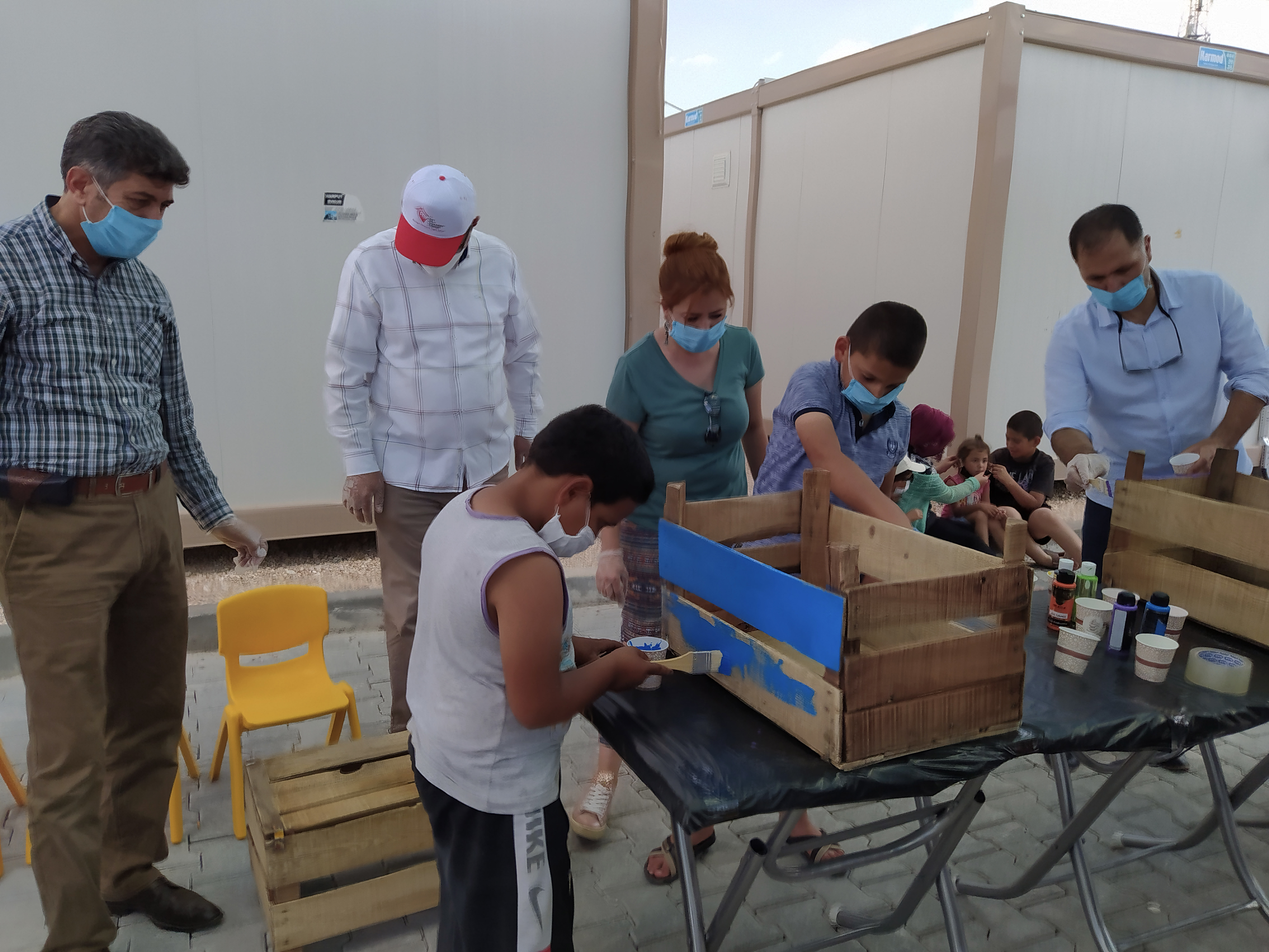 Konteyner kentte çocuklar, kütüphane için boyama etkinliği yaptı