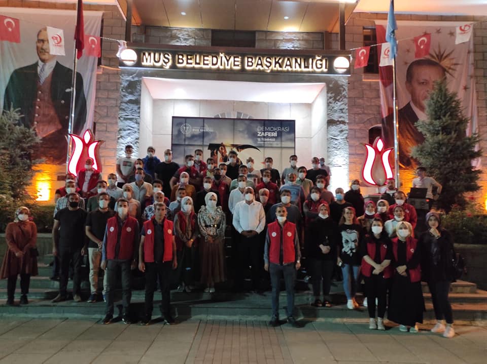 Hain darbe girişiminin engellendiği ve milletin darbecilere dur dediği o büyük zafer gününün sene-i devriyesinde kazanılmış zaferin haklı gururuyla MEYDANLARDAYIZ