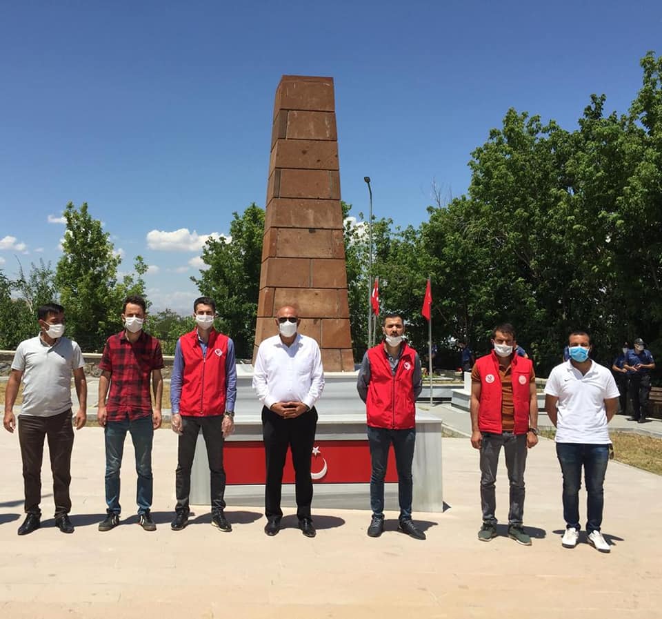 Valimiz Sayın Doç. Dr. İlker GÜNDÜZÖZ  İl Müdürümüz Sayın Abdulbari AKSOY ve ilimiz protokolünün katılımıyla şehitlik ziyareti gerçekleştirildi