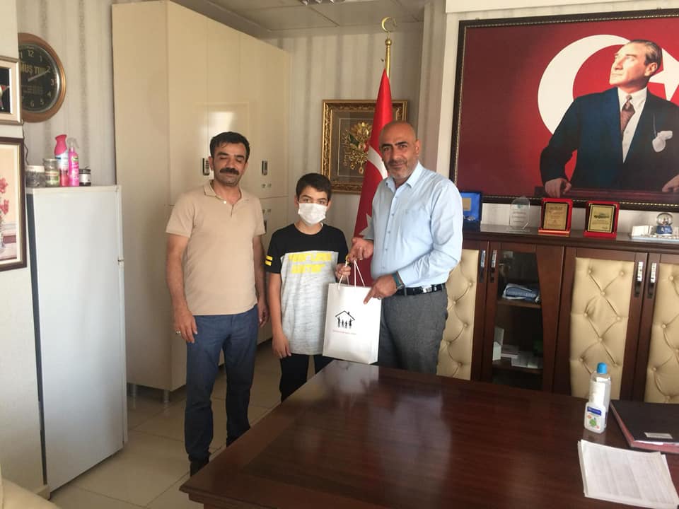 LGS sınavında gösterdiği başarıdan dolayı İl Müdürümüz Abdulbari AKSOY tarafından ödüllendirildi