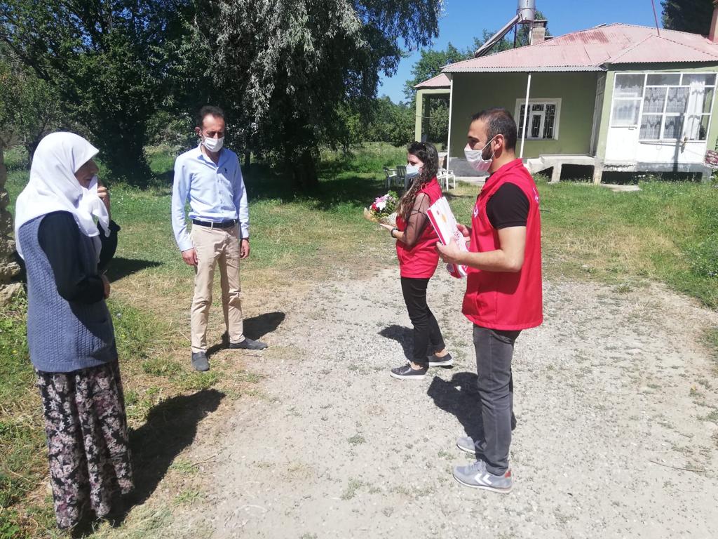 Kurban Bayramında Şehit Aileleri ve Gazilerimiz Ziyaret Edilerek Çiçek ve Çikolata İkram Edildi
