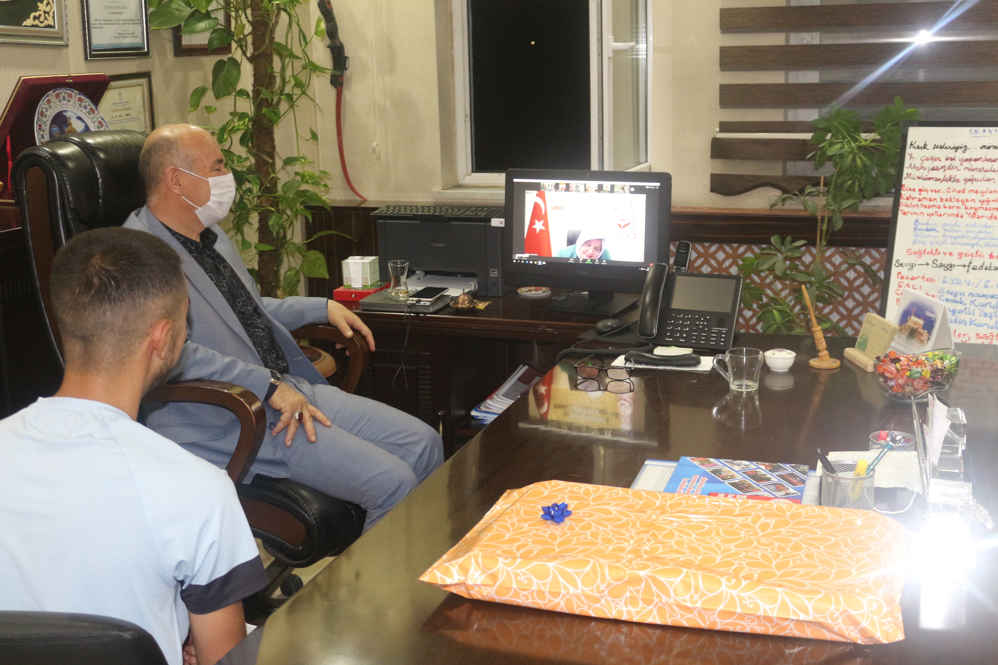 ÜNİVERSİTE SINAVINDA BAŞARILI OLAN ÖĞRENCİMİZE BAKANLIKTAN HEDİYE 