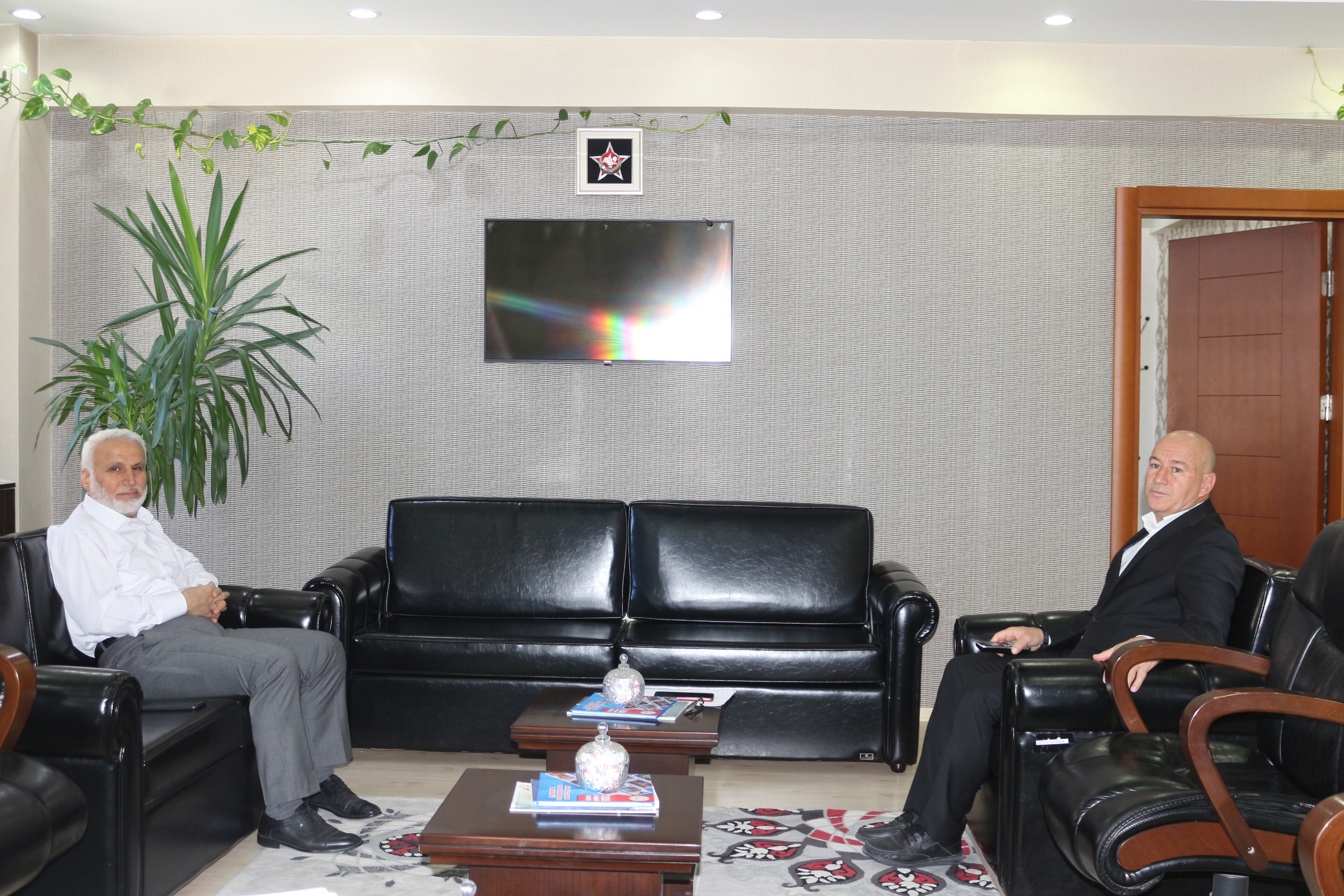 İL MÜFTÜSÜ TANDOĞAN TOPÇU’DAN, İL MÜDÜRÜMÜZ MEHMETŞAFİ ERİM’E TAZİYE ZİYARETİ