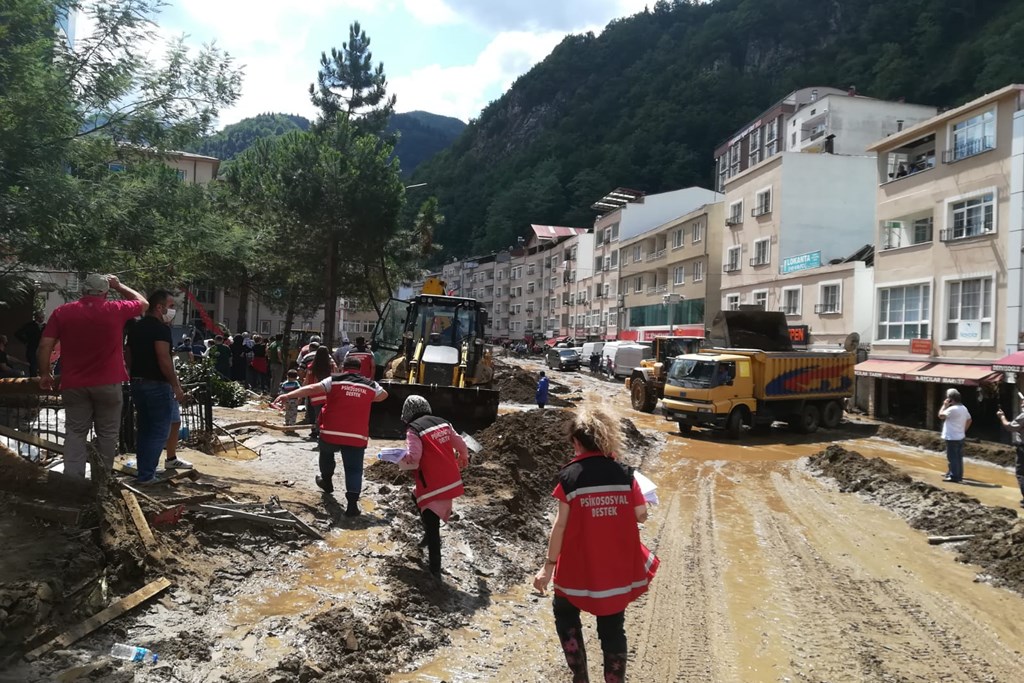 Bakan Selçuk: “Giresun’da Sel Felaketinden Etkilenen Vatandaşlarımız İçin Sosyal Yardımlaşma ve Dayanışma Vakıflarına 2,5 Milyon TL Kaynak Aktaracağız’’