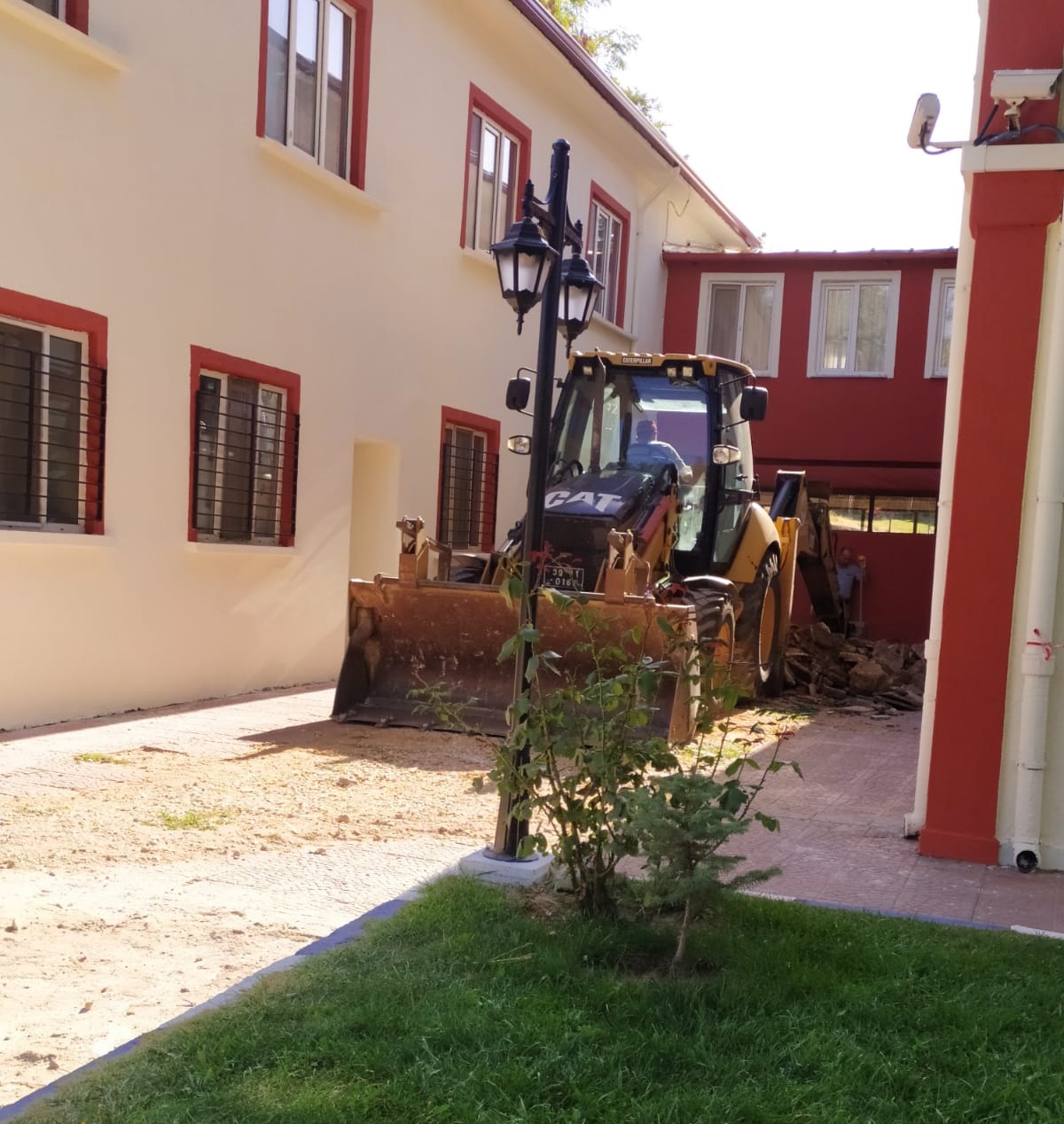 Kırklareli Huzurevi sakinlerimizin ferah ve huzurlu bir ortamda yaşamaları için bahçe düzenleme ve güzelleştirme çalışmalarımız devam etmektedir.