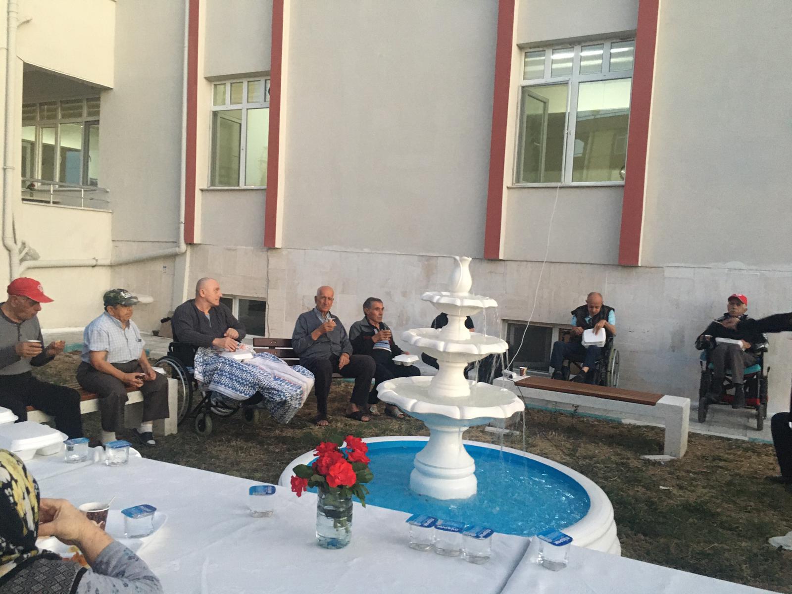 Lüleburgaz Ramazan Yaman Huzurevi Müdürlüğü sakinlerimiz sonbaharın ilk günleri yaşanırken müzik eşliğinde bahçe keyfinin tadını çıkarıyor.