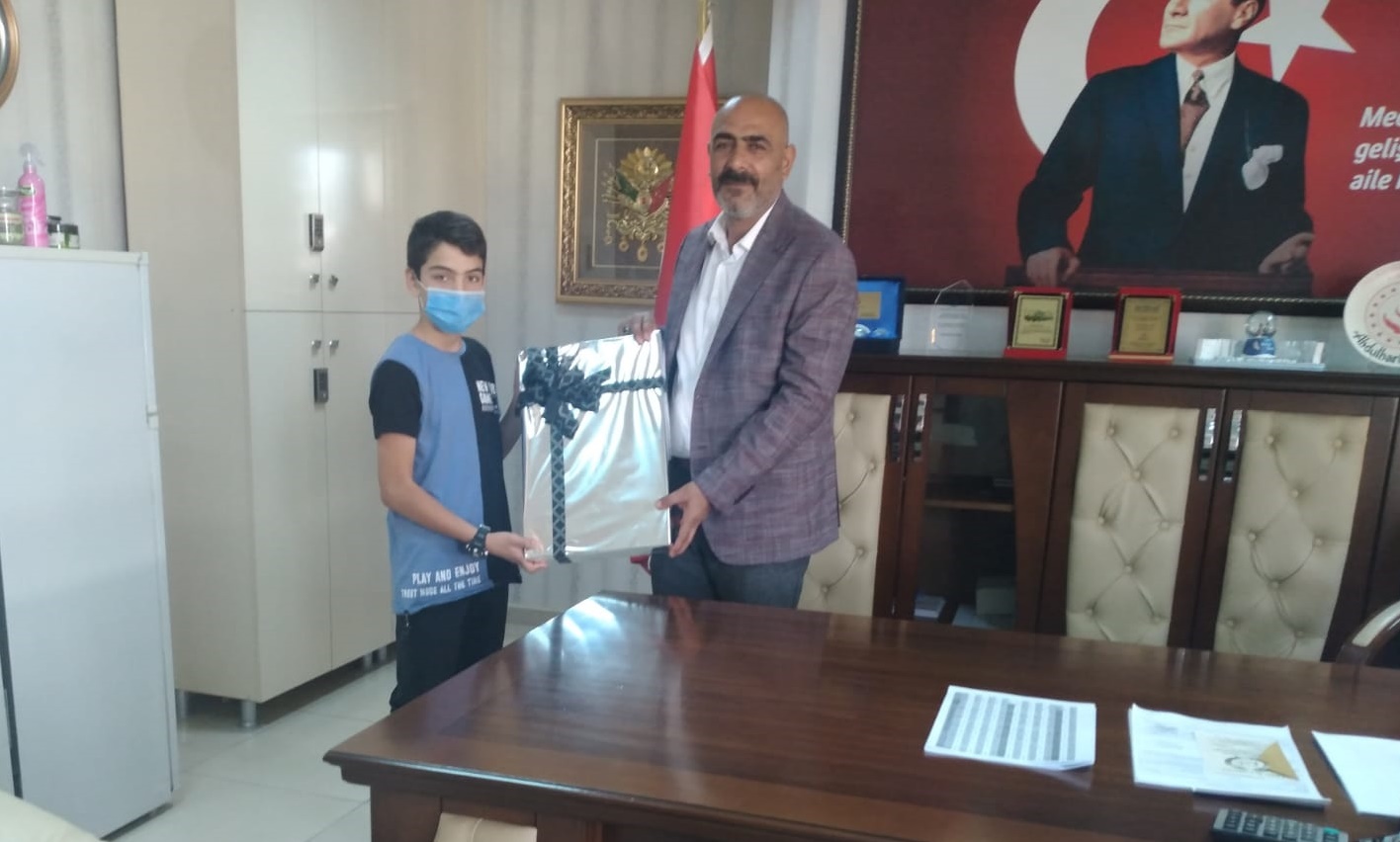 Muş Fen Lisesi'ne yerleşen çocuğumuza Bakanımız Sayın Zehra Zümrüt SELÇUK tarafından bilgisayar hediye edildi.