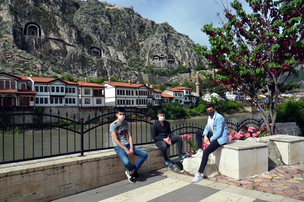 "Adolescent Guide" for Families by the Ministry of Family, Labour and Social Services 