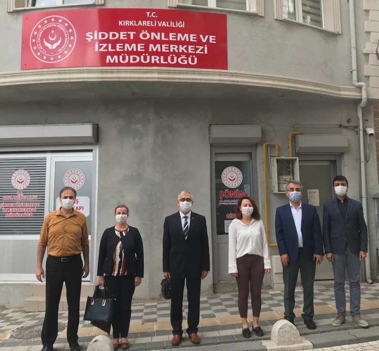Kırklareli Aile, Çalışma ve Sosyal Hizmetler İl Müdürü Faruk UYSAL Kırklareli Şiddet Önleme ve İzleme Merkezi Kuruluş Müdürlüğüne vekâleten görevlendirilen Şükran SALMAN’ı ziyaret ederek görevinde başarılar diledi.