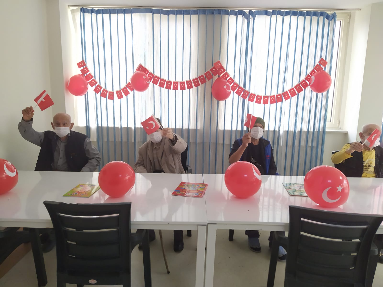 Huzurevimizde Bayraklarla Cumhuriyet Bayramı Kutlaması