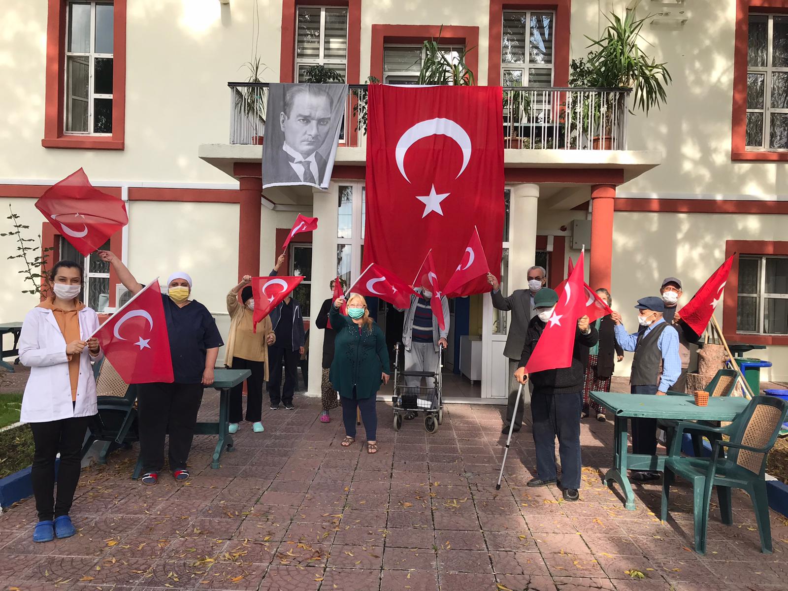 Cumhuriyet Bayramı’nın 97. yıldönümü, Müdürlüğümüze bağlı olarak faaliyet göstermekte olan kuruluşlarımızda düzenlenen etkinliklerle ellerde bayraklar, yüreklerde büyük coşkuyla; heyecan ve gururla kutlandı.