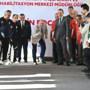 Valimiz Sayın Mehmet Fatih Serdengeçti, 1 Ekim Dünya Yaşlılar Günü vesilesiyle Kadirli Huzurevimizi ziyaret ederek ömürlerini ailelerine, memleketlerine ve milletimize adamış kıymetli büyüklerimizle bir araya geldi. - fotoğraf 4