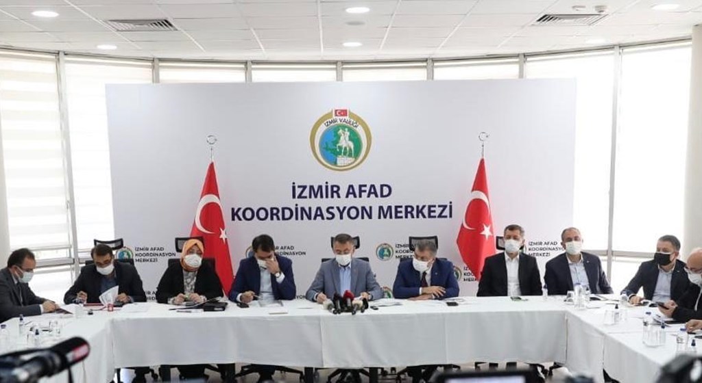 Bakan Selçuk, İzmir’de Depremin Yaşandığı Bölgede İncelemelerde Bulundu