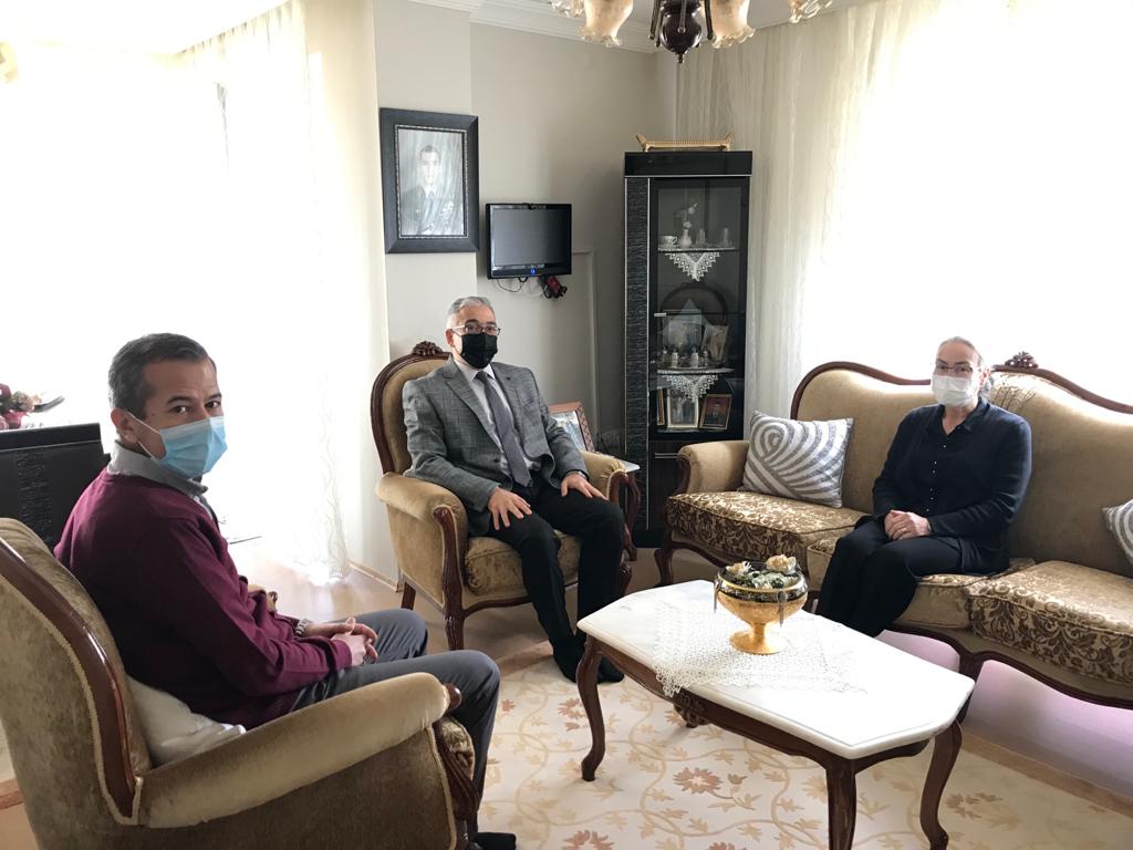 Müdürlüğümüzce Gerçekleştirilen Kıymetli Şehit Yakınları ve Kahraman Gazilerimize Yönelik Ziyaretlerimiz Kapsamında İl Müdürü Faruk UYSAL Şehit Annesi Sevim ÖZÜPEK’i Ziyaret Ettiler.