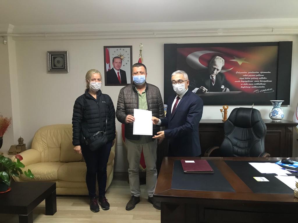 Vize İlçemizde hizmet vermek üzere açılış izni verilen 73 kapasiteli Özel Vize Mete Engelli Bakım Merkezi’nin açılış onayı İl Müdürü Faruk UYSAL tarafından Kurucu Müdür Ergin METE’ye teslim edilmiştir.