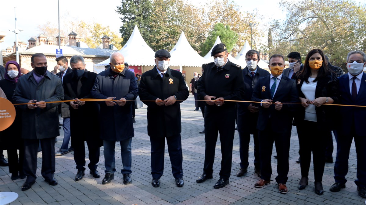 Ulu Şehrin Ulu Kadınları Sokak Sergisi 