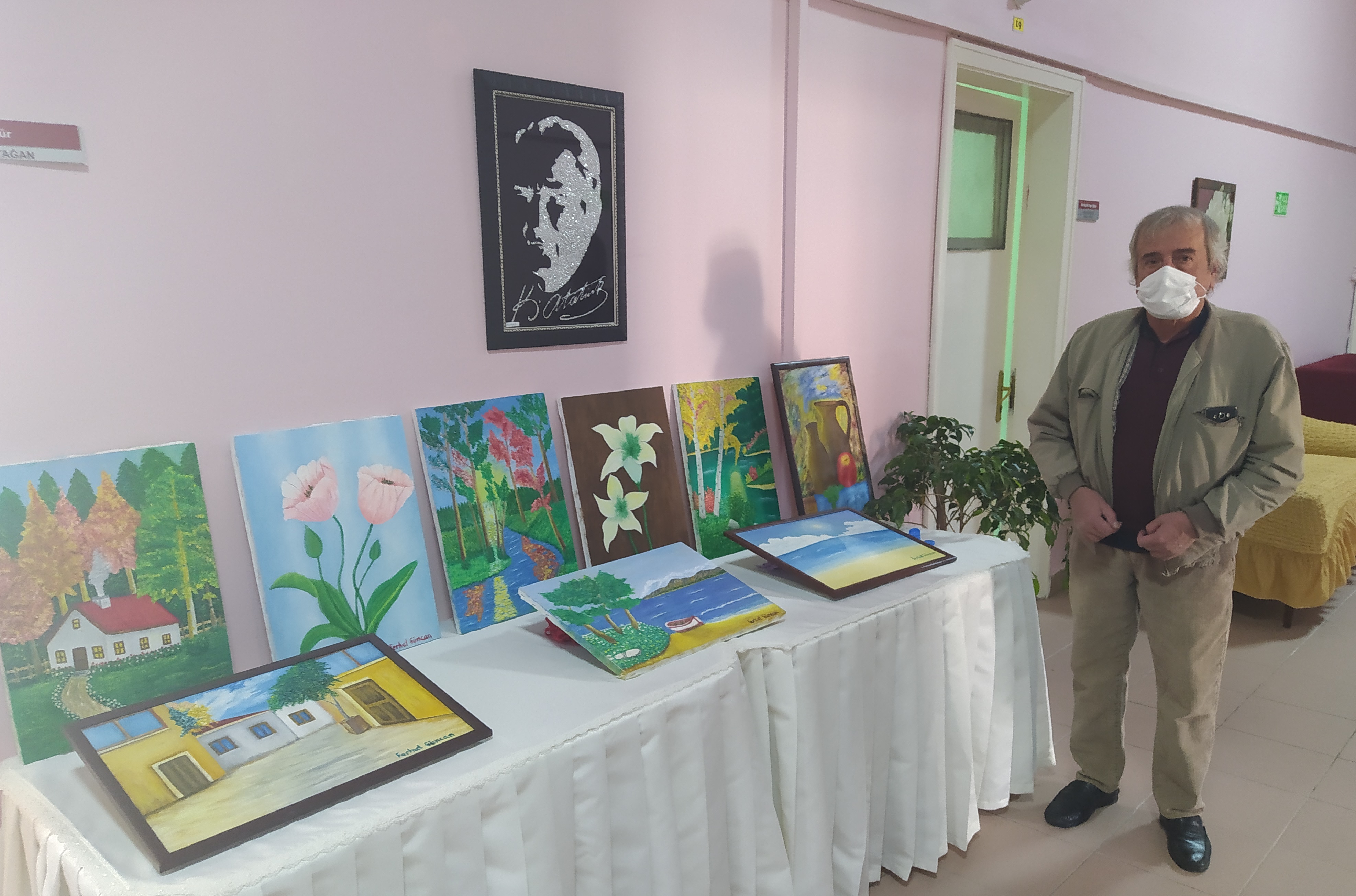 Kırklareli Huzurevi'nde koronavirüs sürecini yağlıboya resim yaparak değerlendiren değerli büyüğümüz yaptığı tüm resimleri arkadaşlarının beğenisine sundu.