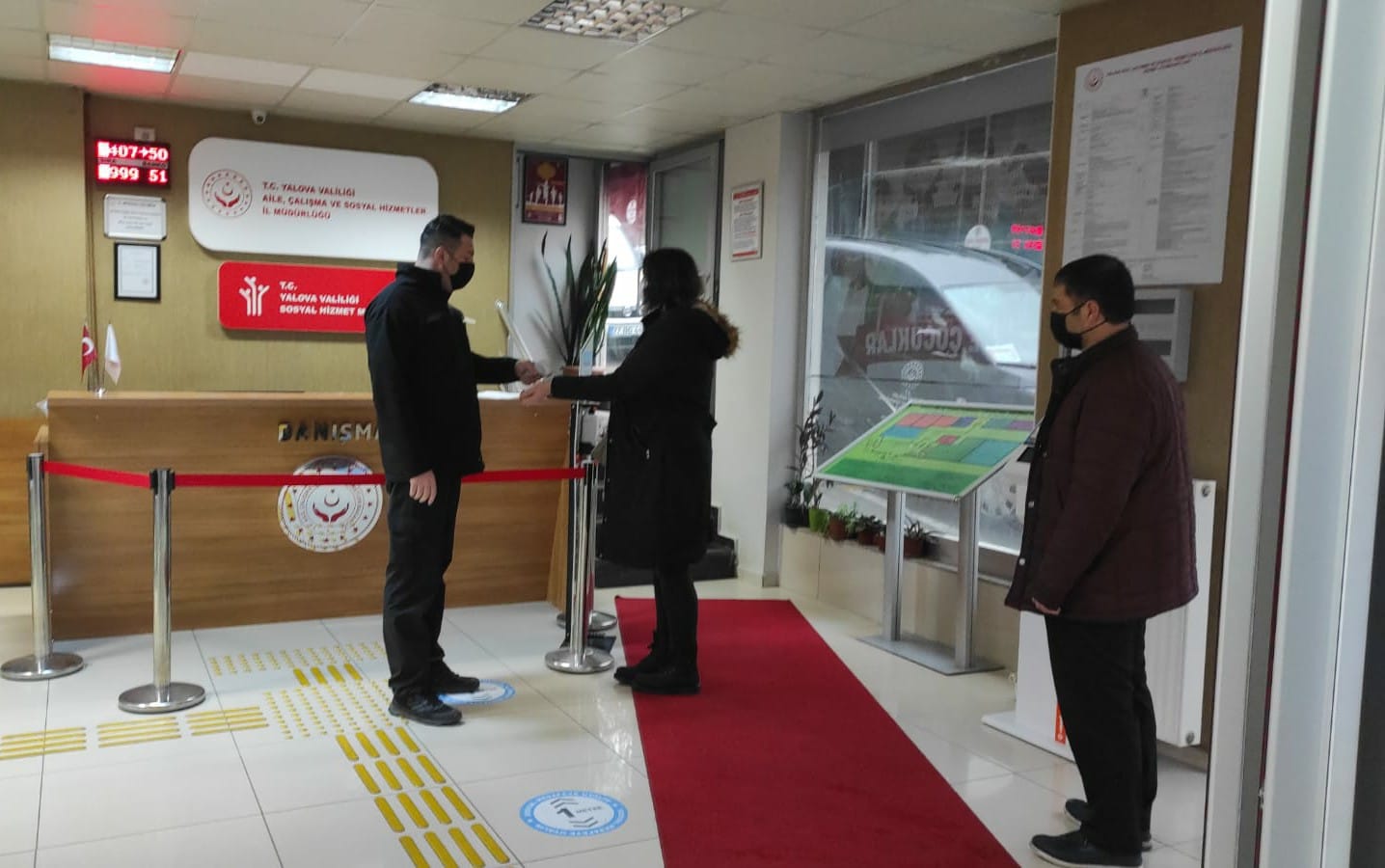 İl Müdürlüğü Hizmet Binasına Hayat Eve Sığar (HES) Kodu İle Giriş Yapılmaktadır.