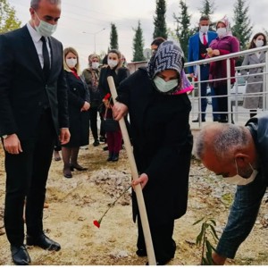 Kadına Yönelik Şiddete Karşı Uluslararası Mücadele Günü Kapsamında Ağaç Dikme Etkinliği Gerçekleştirildi - fotoğraf 8