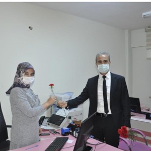 25 Kasım Kadına Yönelik Şiddete Karşı Uluslararası Mücadele Gününde Karanfil Dağıtıldı - fotoğraf 3