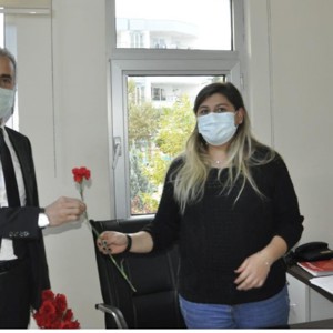 25 Kasım Kadına Yönelik Şiddete Karşı Uluslararası Mücadele Gününde Karanfil Dağıtıldı - fotoğraf 10
